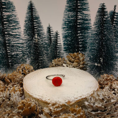 Pierścionek z czerwonym oczkiem