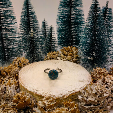 Pierścionek z zielonym oczkiem