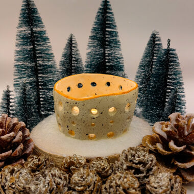 "Dziurawy" świecznik