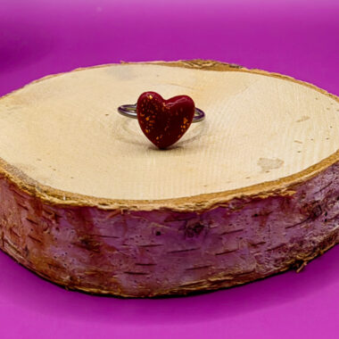 Pierścionek z czerwonym sercem