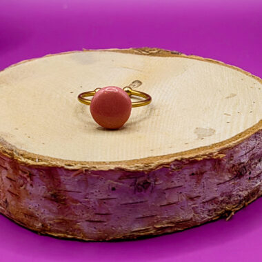 Pierścionek z różowym oczkiem